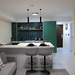 Bazar Charm- Cozy Urban Retreat In Historic Heart *