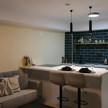Bazar Charm- Cozy Urban Retreat In Historic Heart
