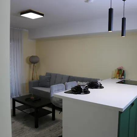 Bazar Charm- Cozy Urban Retreat In Historic Heart Apartment *