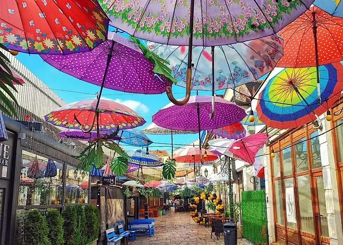 Апартаменты Bazar Charm- Cozy Urban Retreat In Historic Heart