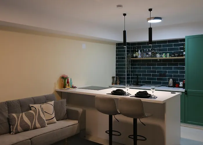 Bazar Charm- Cozy Urban Retreat In Historic Heart