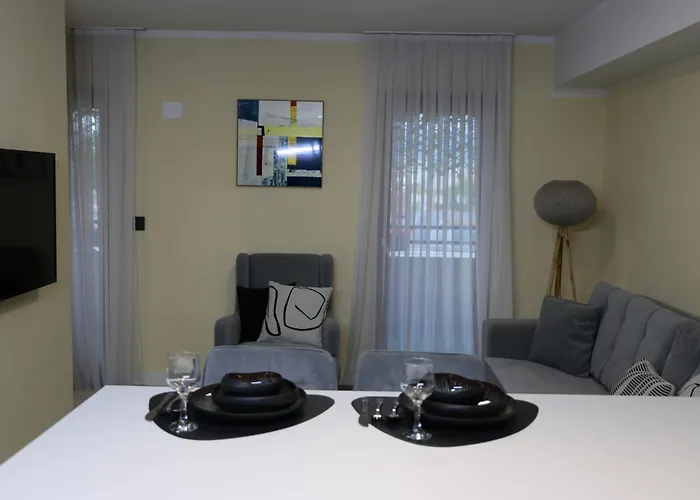 Bazar Charm- Cozy Urban Retreat In Historic Heart